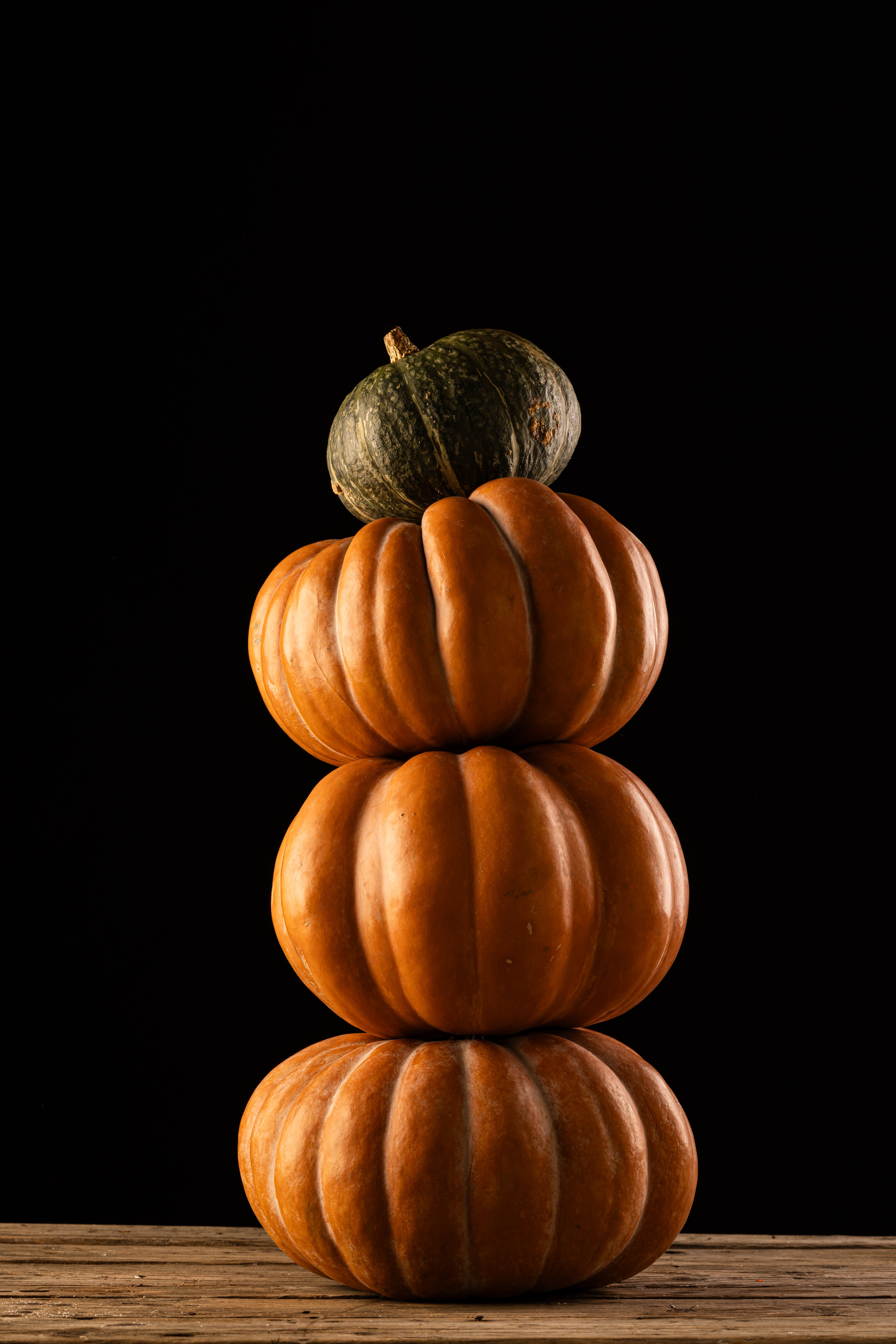orange-and-green-pumpkins-stacked-up-with-copy-spa-2023-11-27-05-11-43-utc